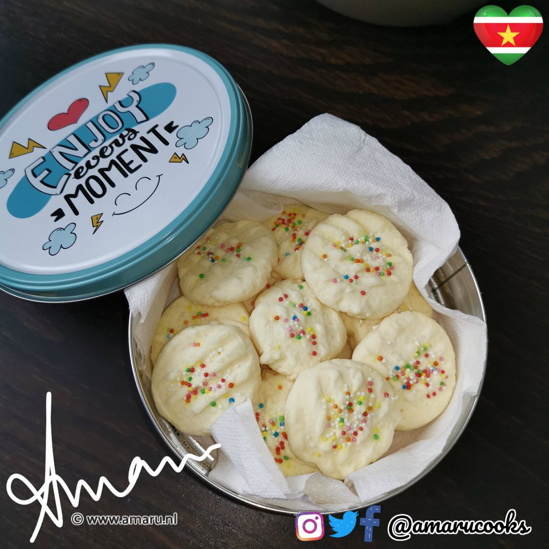 amarucooks's tweet photo. They don't even come close to the ones my late godmother used to bake, but baby nevertheless, I FEELS good, lol 🥳🤩😋😃 #amaru #international #indie #singer #songwriter #actor #entertainer #youtube #food #suriname #sranang #paramaribo #cookies #maizenakoekjes #gommakoekjes https://t.co/wn5l7UCDcJ