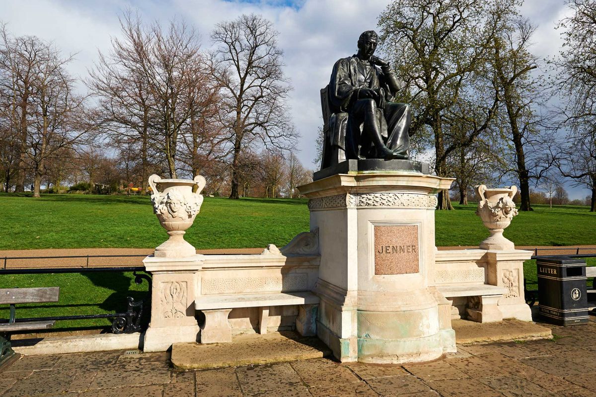 एडवर्ड जेन्नरच्या या ऐतिहासिक कार्याचा गौरव म्हणून ब्रिटिश सरकारने त्यांच्या नावाने वस्तुसंग्रहालय उभारलं, लंडनमध्ये पुतळा उभारला. देवी रोगाला संपवण्यासाठी १७९६साली सुरू झालेला हा प्रवास १९८०ला जाऊन थांबला. एडवर्ड जेन्नरच्या या महान कार्यामुळे दोनशे वर्षात देवीच्या रोगाचा समूळ