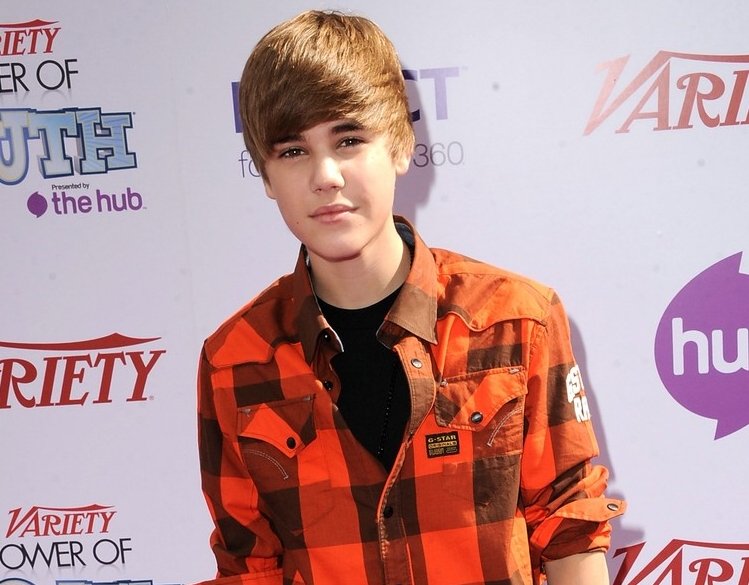 votebybelieber's tweet photo. Stats: AOTY 
 
1- JB : 5.927M (+238K)
2- TS : 5.888M (+214.4K)

Don't stop voting! 

I'm voting for Justin Bieber for Artist of the Year at the #AMAs https://t.co/YD8J4afn4x