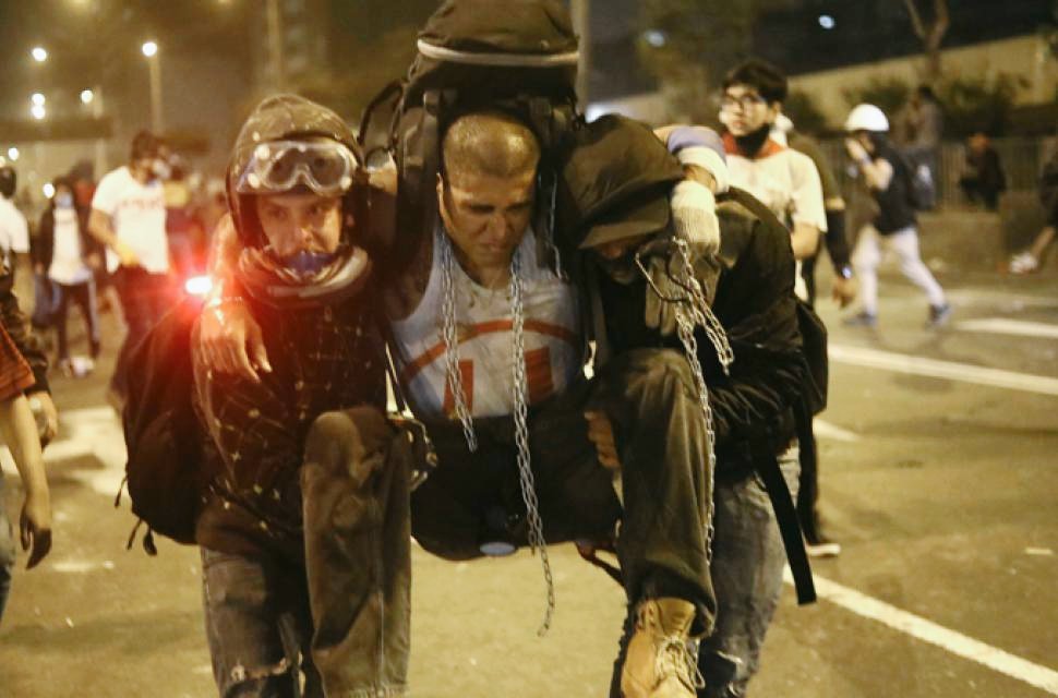 NaranjalT's tweet photo. #Internacional
En #Lima la marcha desató crudas escenas de violencia y represión que se saldaron con dos muertes, catalagodas como "asesinatos" atribuidos a la Policía. Un joven de 25 años fue impactado con una bala, y otro joven de 24 años también murió a manos de la Policía. https://t.co/W29xQY785X
