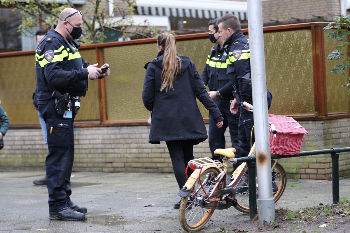 De Lier: Alarm om kinderfiets aan de slootkant in De Lier.