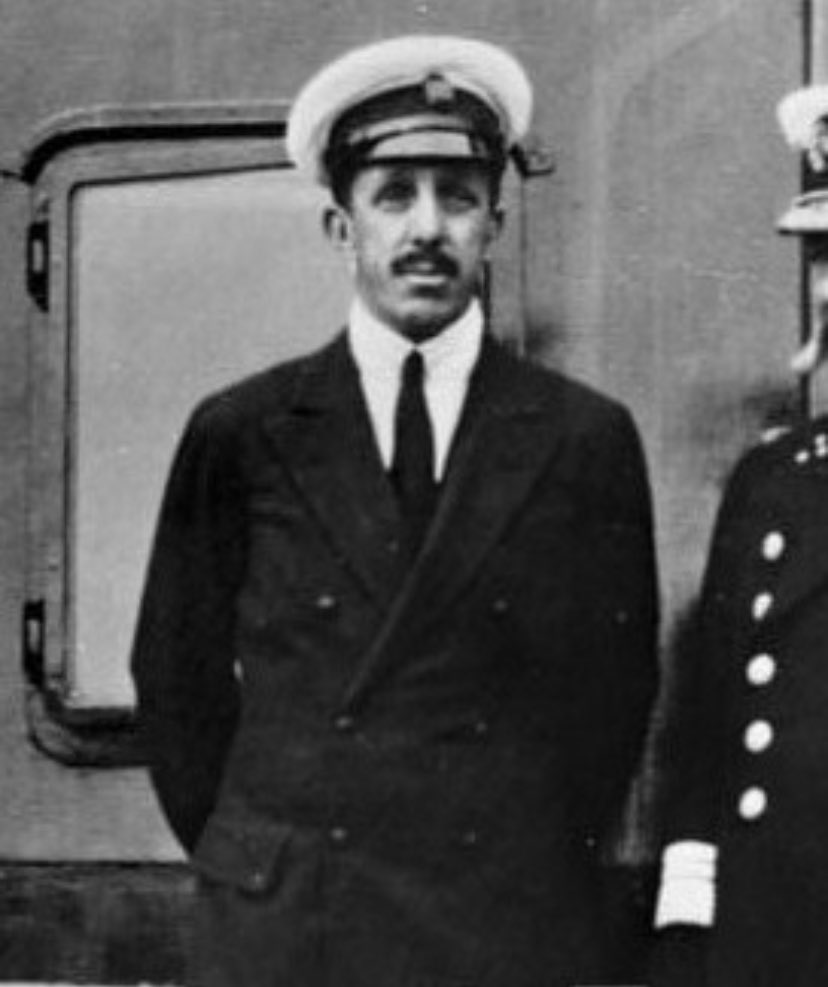 A la caída del Dictador fue un momento de incertidumbre, no se sabía si volver a lo anterior, si hacer una nueva Constitución o que camino coger. Era 1930, y la Democracia no estaba en sus mejores momentos en el continente europeo, planteándose la opción autoritaria.