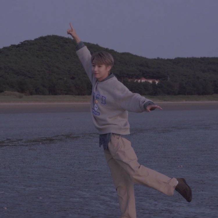 🌈hourly renjun 🏡 tweet media