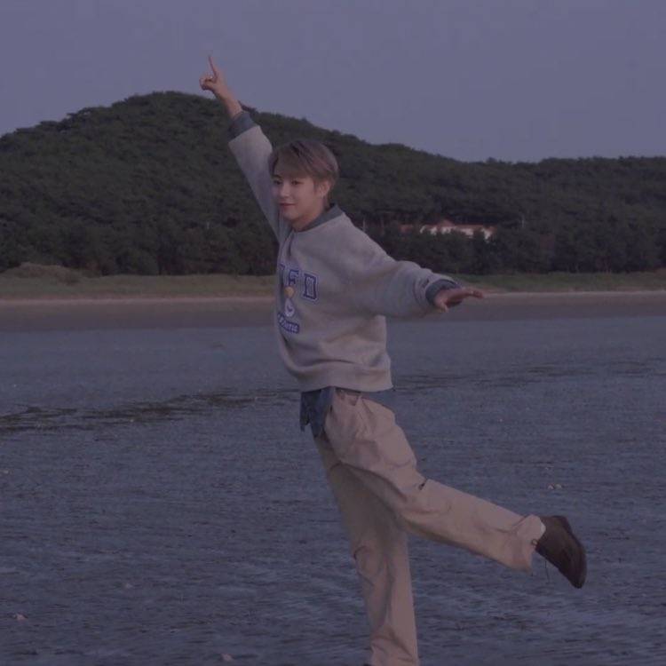 🌈hourly renjun 🏡 tweet media