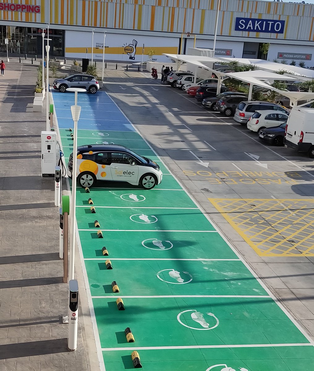 AdrianHalle's tweet photo. @ClubTeslaES @granviadevigo Hoy en el @WayDosHermanas ocurría lo mismo. Aunque había sitio de sobra para aparcar en el parking, un i3 ha estado parado en el cargador rápido sin cargar en toda la mañana. No hay problema de momento, pero es un feo detalle... https://t.co/DX2noME4Jm