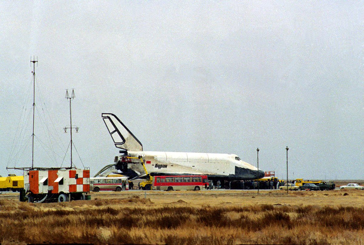 La précision de la navette en surpris plus d'un. Bourane s'arrêta finalement à... 1,5 mètre du point visé, la roue avant sur le losange blanc peint sur la piste, qui servait de repère.Les équipes interviendront très rapidement pour mettre le vaisseau en sécurité.