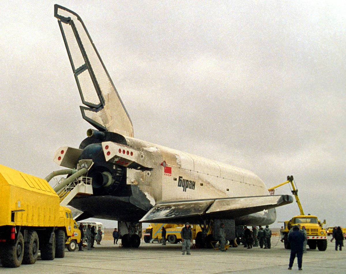 La précision de la navette en surpris plus d'un. Bourane s'arrêta finalement à... 1,5 mètre du point visé, la roue avant sur le losange blanc peint sur la piste, qui servait de repère.Les équipes interviendront très rapidement pour mettre le vaisseau en sécurité.