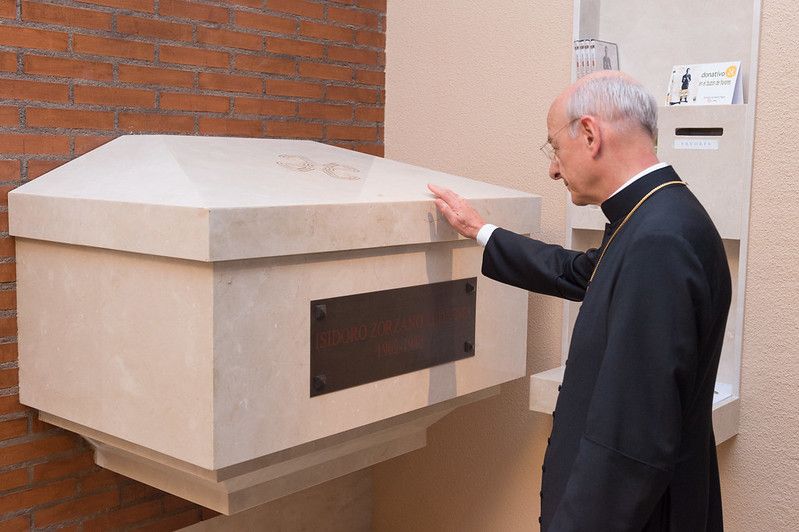 opusdei_es's tweet photo. Alberto Magno, santo, teólogo y científico medieval. En su parroquia de Madrid reposan los restos de Isidoro Zorzano, ingeniero, uno de los primeros del Opus Dei. https://t.co/ITfISHr6fF