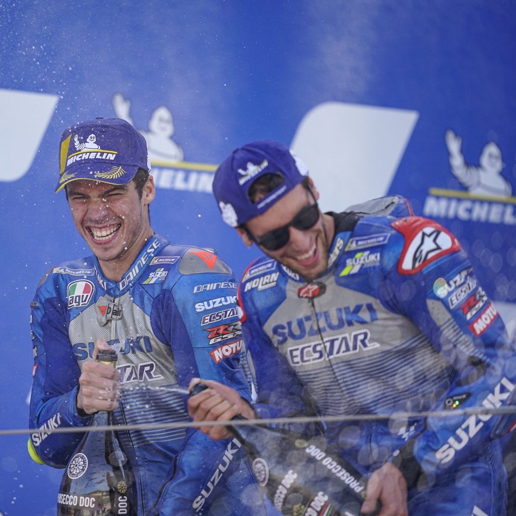Rins42's tweet photo. Feliz de formar parte de un día histórico para #Suzuki 🔵⚪️ Felicidades #M1R por el título de #motogp! Ahora toca luchar por la segunda plaza del mundial y por el título de constructores en Portimao para seguir celebrando ✊🏻💥 https://t.co/wyUToYeMmU