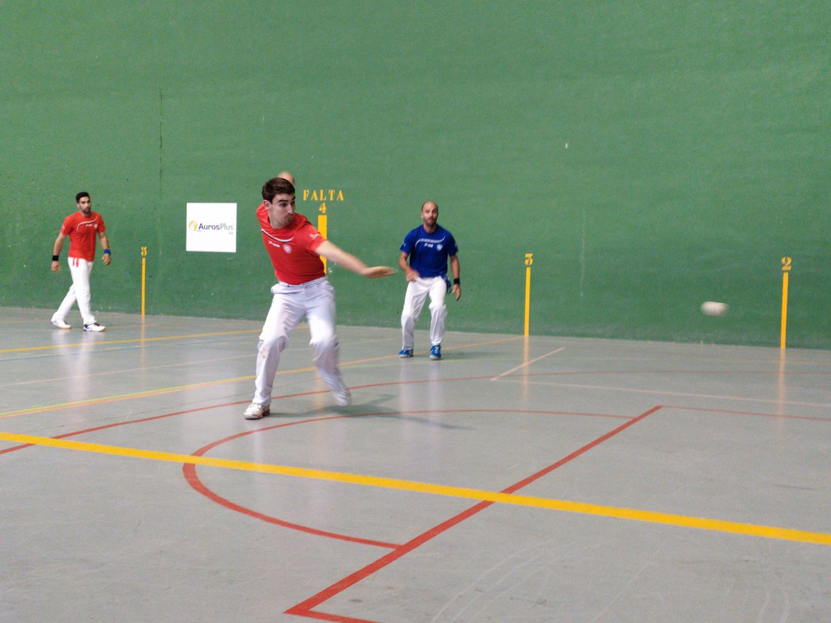 Fed_Pelota_CyL's tweet photo. Liga de CyL de pelota - 3ª jornada - Segovia.
La victoria de las parejas Mediavilla-Jonathan,
Cabrerizo II-Curto y de Huerta-Nuevo comprimen la clasificación de la Liga. Todas las parejas están a un partido de diferencia.
@IMDSG @CyL_enJuego  @itorres1973 https://t.co/wAPxhtjR7r