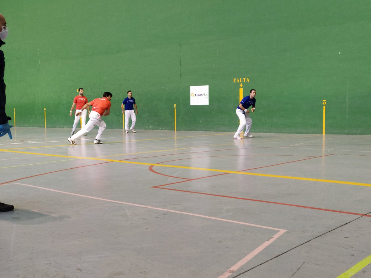 Liga de CyL de pelota - 3ª jornada - Segovia.
La victoria de las parejas Mediavilla-Jonathan,
Cabrerizo II-Curto y de Huerta-Nuevo comprimen la clasificación de la Liga. Todas las parejas están a un partido de diferencia.
<a href="/IMDSG/">imdsg</a> <a href="/CyL_enJuego/">CyL_enJuego</a>  <a href="/itorres1973/">Iñigo Torres</a>