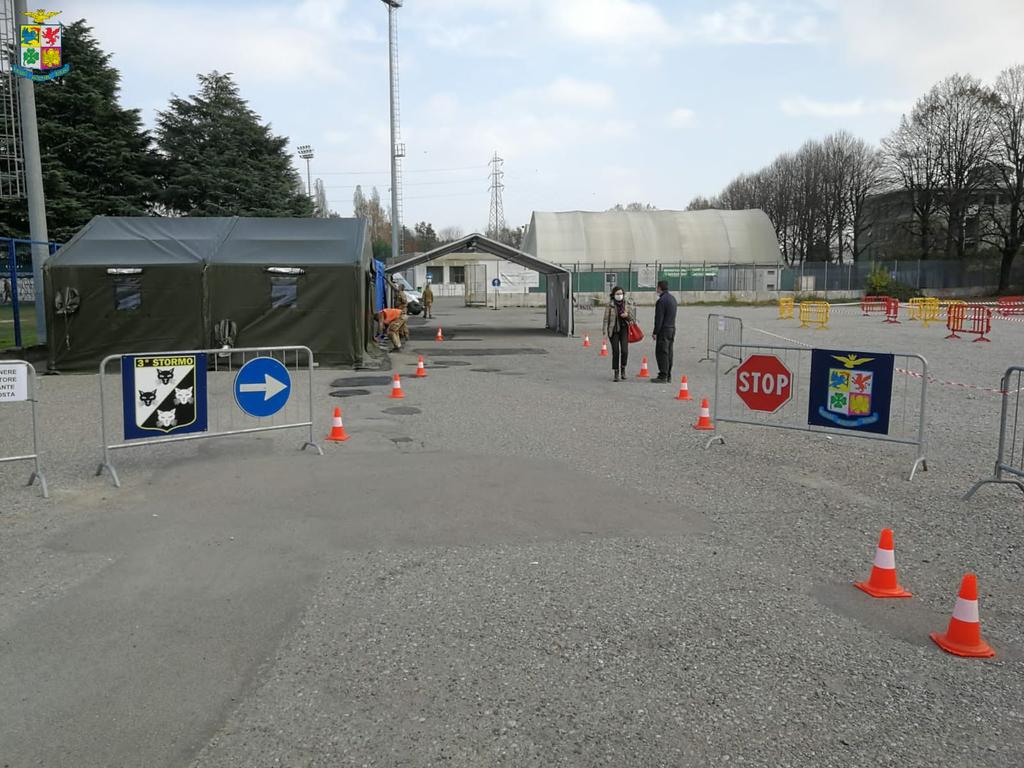 ItalianAirForce's tweet photo. Anche l’#AeronauticaMilitare impegnata nei Drive Through #Op_Igea del @MinisteroDifesa per incrementare la capacità giornaliera del Servizio Sanitario Nazionale di effettuare tamponi per SARS-COV-2. A breve operative altre 10 postazioni Aeronautica Militare allestite dal #3Stormo https://t.co/VJ6o7ttsBl