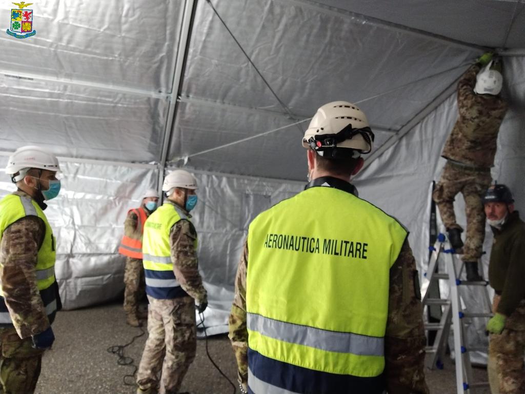 ItalianAirForce's tweet photo. Anche l’#AeronauticaMilitare impegnata nei Drive Through #Op_Igea del @MinisteroDifesa per incrementare la capacità giornaliera del Servizio Sanitario Nazionale di effettuare tamponi per SARS-COV-2. A breve operative altre 10 postazioni Aeronautica Militare allestite dal #3Stormo https://t.co/VJ6o7ttsBl