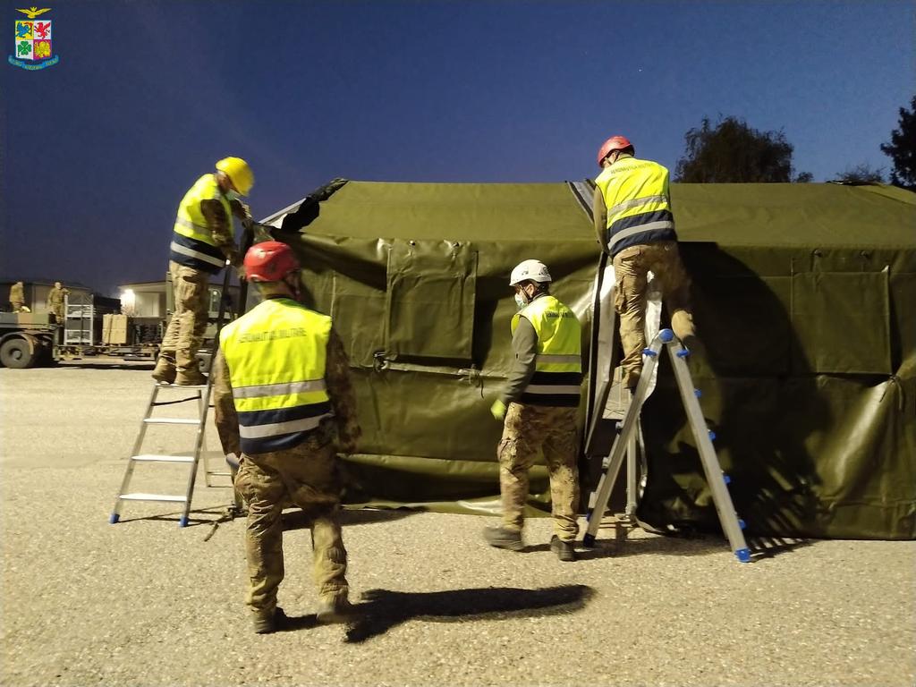 ItalianAirForce's tweet photo. Anche l’#AeronauticaMilitare impegnata nei Drive Through #Op_Igea del @MinisteroDifesa per incrementare la capacità giornaliera del Servizio Sanitario Nazionale di effettuare tamponi per SARS-COV-2. A breve operative altre 10 postazioni Aeronautica Militare allestite dal #3Stormo https://t.co/VJ6o7ttsBl
