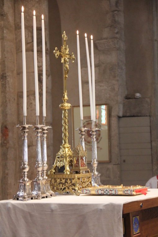 Les luminaires  : #bougie  #cierge  #chandelier  #luminaire  #messe  #liturgie