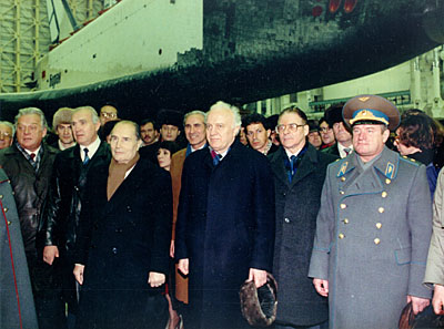 Hasard du calendrier, François Mitterrand, alors président de la France, se posa en Concorde quelques heures à peine après l'atterrissage. L'occasion d'une jolie photo souvenir.Par la suite, Bouran ira faire une petite virée en France, à l'occasion du salon du Bourget.