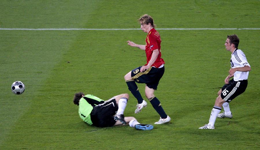 RNEdeportes's tweet photo. @alberlopezfrau @EstadioTVE 9⃣ Torres fue el '9' de referencia de España durante años

🇩🇪 Anotó 38 goles en 110 encuentros, pero en el recuerdo está el tanto a Alemania en la final de la Eurocopa 2008

#⃣ Usa el hashtag #LaSelecciónDeNuestraVida para votar o hazlo en la web

🔗 https://t.co/oELRGHjh4w https://t.co/Plmr0CQerK