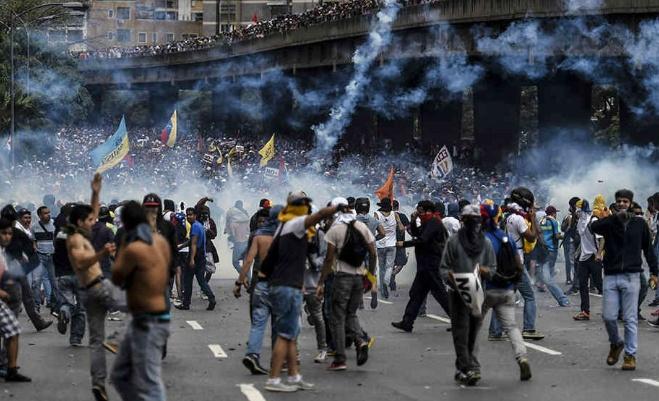 Soccerteammm's tweet photo. Venezuela ha estado en crisis económica desde hace muchos años. No hay comida, los servicios básicos no existen, no hay medicamentos, el sueldo es una miseria, no hay gasolina, hay apagones, no hay nada; y cada vez que salimos a luchar por nuestro país sucede lo mismo, NOS MATAN. https://t.co/so8HltjdYW