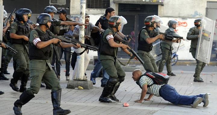 Soccerteammm's tweet photo. Venezuela ha estado en crisis económica desde hace muchos años. No hay comida, los servicios básicos no existen, no hay medicamentos, el sueldo es una miseria, no hay gasolina, hay apagones, no hay nada; y cada vez que salimos a luchar por nuestro país sucede lo mismo, NOS MATAN. https://t.co/so8HltjdYW