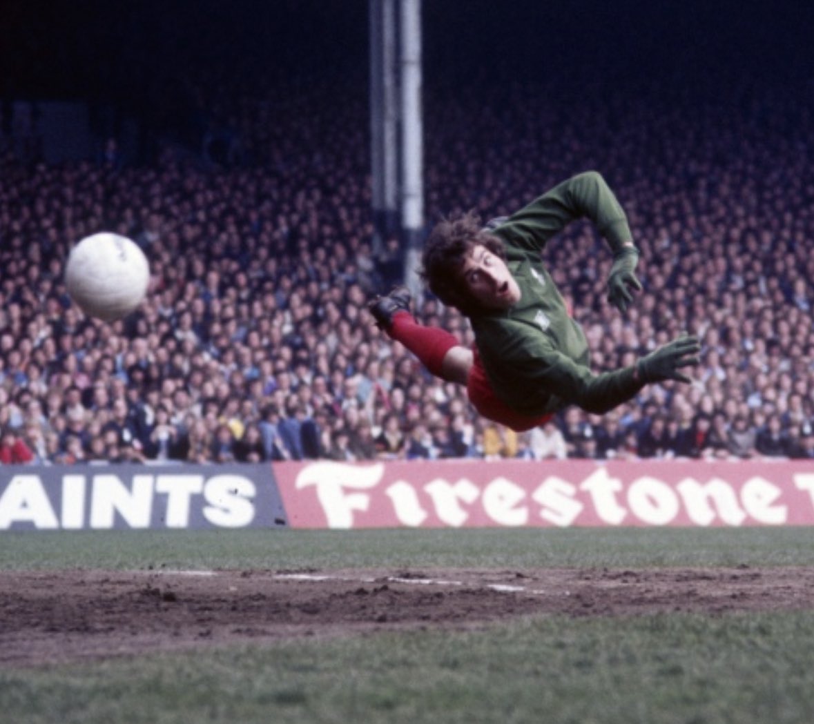 themichaelowen's tweet photo. Sad to hear that today we lost a true goalkeeping great:
Played over a 1000 games including 61 caps for England.  Won 5 League titles, 3 European Cups, 3 UEFA Cups and 2 FA Cups. 

RIP Ray Clemence https://t.co/9VnbfBeLuy