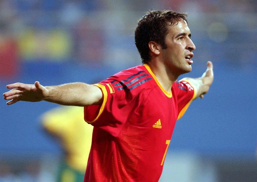 RNEdeportes's tweet photo. @alberlopezfrau @EstadioTVE 💪 Raúl González fue el gran líder de la selección en los tiempos previos al triplete histórico

⚽ Era un seguro de gol y anotó 44 tantos en sus 102 partidos como internacional 

#⃣ Usa el hashtag #LaSelecciónDeNuestraVida para votar o hazlo en la web

🔗 https://t.co/oELRGH1GcY https://t.co/W42SP1mWhS