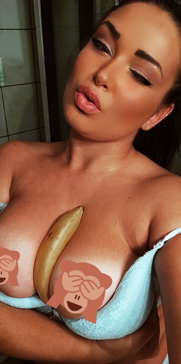 sofijaa_d's tweet photo. Bio banana hahah 😂😂😂😂 
#bio #banana #model #porn #pornhub #OnlyOneNaked #onlyFans #sexy #nudes #explicit #selfie #girl #FolloForFolloBack #follobackinstantly #fun #happy #foryou #boobs #kisses 😈💋 https://t.co/VOFt9Evu2R