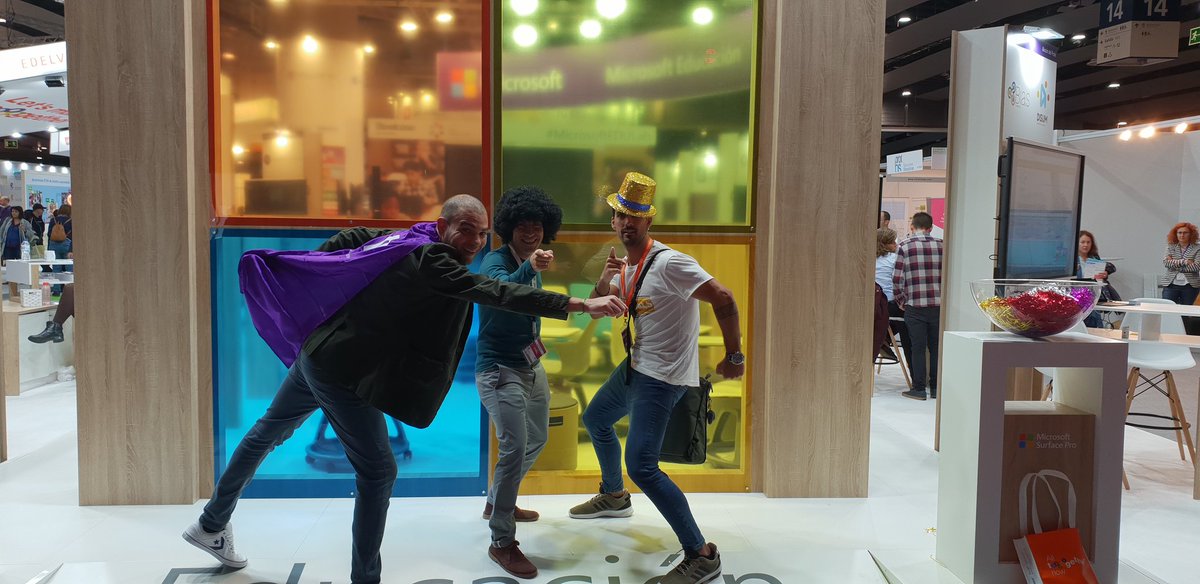oscarherreroedu's tweet photo. Un gran recuerdo y preciosa experiencia hace exactamente dos años en #SIMO2018. 🦸🏻♂️😊🎓👏🏽 https://t.co/9ROpwLoCpe