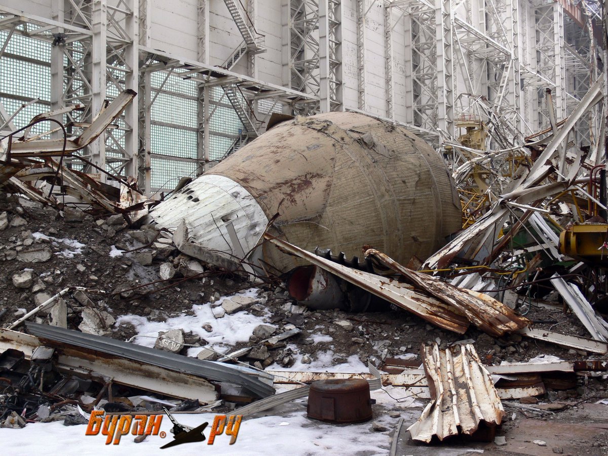 La crise économique qui suivi la chute de l'URSS empêcha tout entretient du hangar. Alors que des employés tentaient de renforcer tant bien que mal le toit, le hangar s'effondra le 13 mai 2002, en tuant 8 personnes, et en détruisant entièrement la navette.