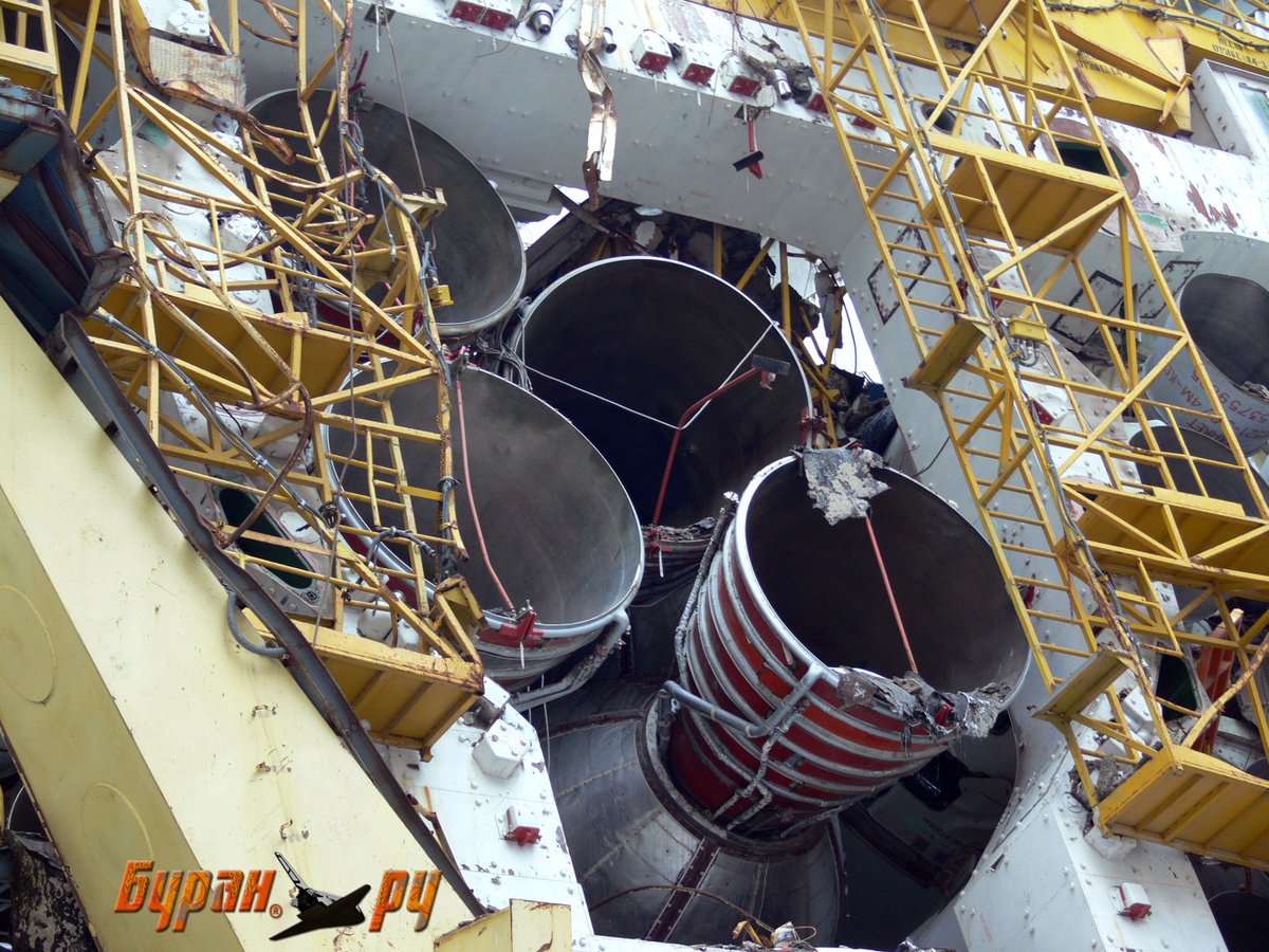 La crise économique qui suivi la chute de l'URSS empêcha tout entretient du hangar. Alors que des employés tentaient de renforcer tant bien que mal le toit, le hangar s'effondra le 13 mai 2002, en tuant 8 personnes, et en détruisant entièrement la navette.