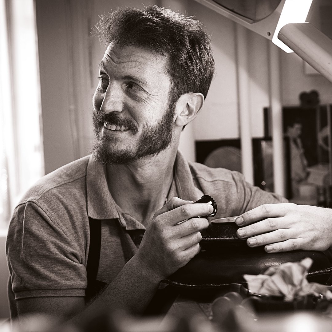 hamiltoninches's tweet photo. Meet Dario Batzella. Having studied several techniques, including engraving, at the Italian mint in Rome, Dario moved to Edinburgh to work for us as a Trainee Engraver. Since joining the team, he has created award-winning pieces and brought a wealth of artistry &amp; talent.⁠ https://t.co/FUpDRrCgDO