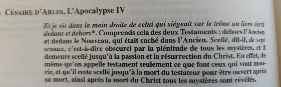  " J’ai vu, dans la main droite de celui qui siège sur le Trône, un livre en forme de rouleau, écrit au-dedans et à l’extérieur, scellé de sept sceaux. " (Apocalypse 5 ; 1) #évangéliaire  #messe  #liturgie