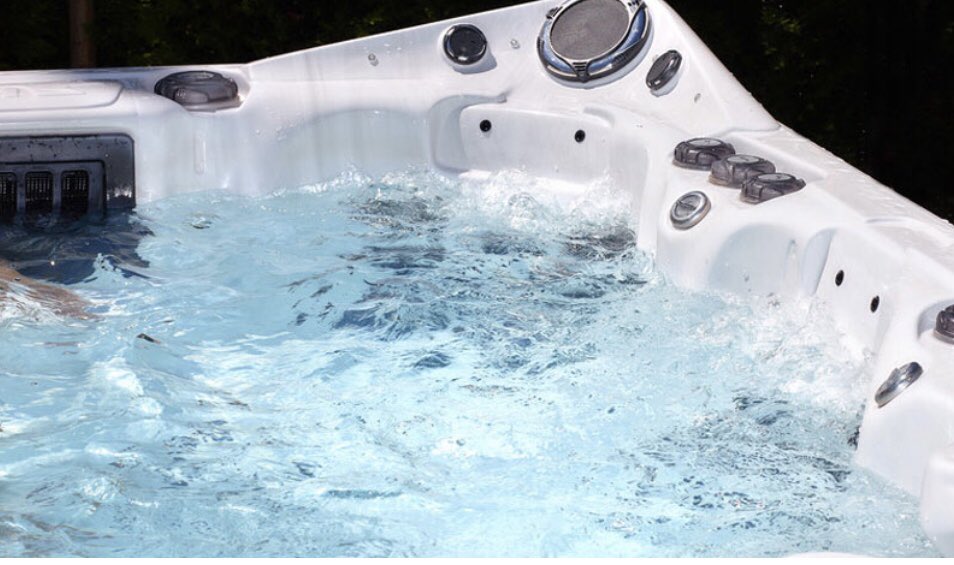 вода в джакузи. ванная наполненная водой. спа для мужчин. джакузи с пузырьками. вода в джакузи.