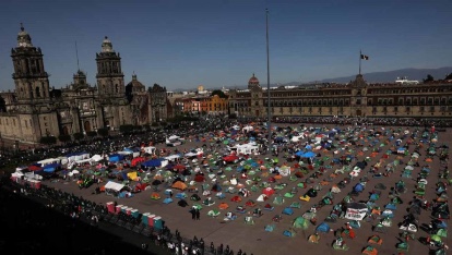 Radio_Formula's tweet photo. FRENAAA retira provisionalmente plantón del zócalo de la CDMX https://t.co/vhl7EfGLFE https://t.co/Xb9LIHq5cm