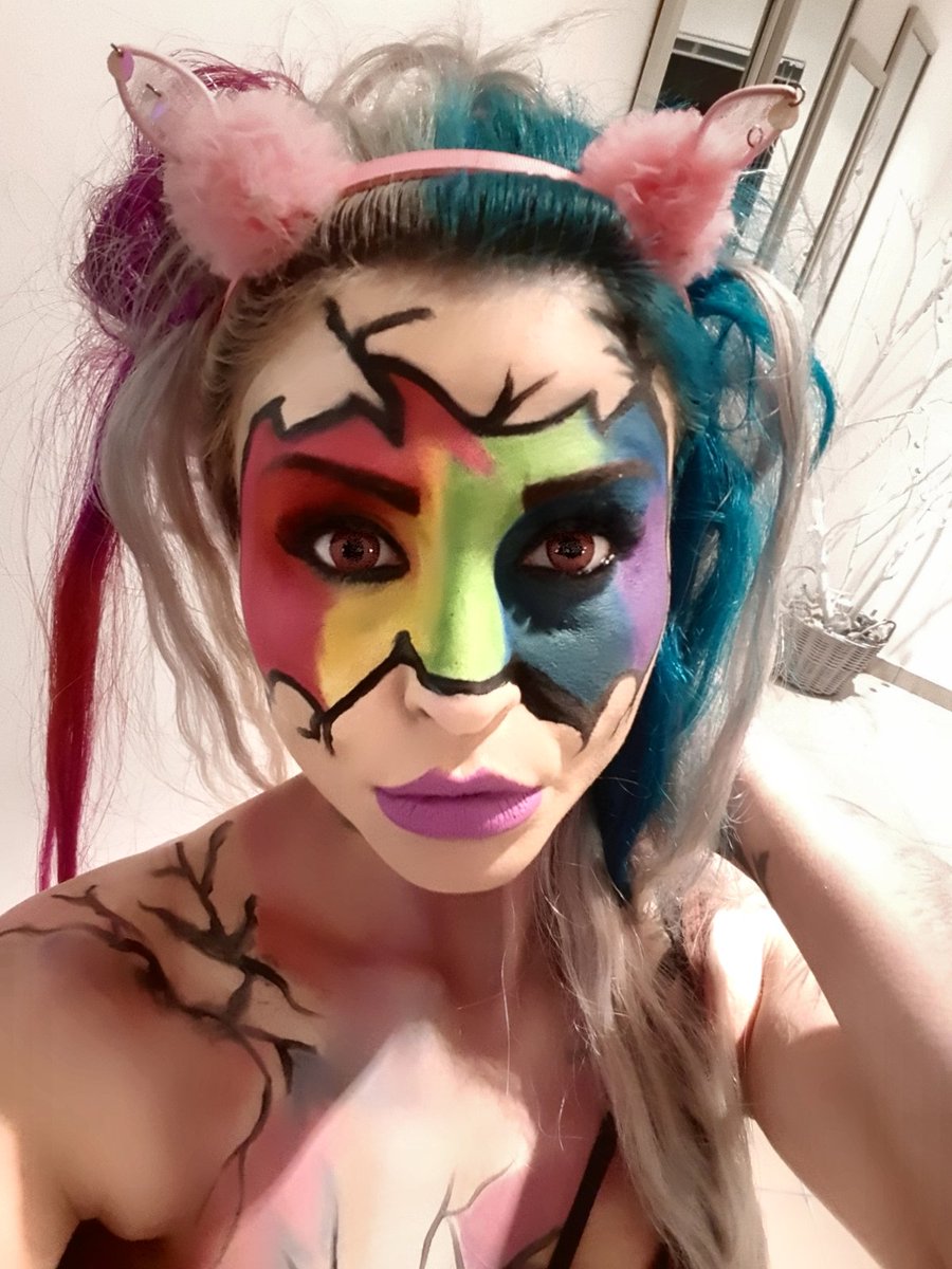 AwkwardCin's tweet photo. Makeup is a art....love this💙💚💛
#awkwardunicorn #AWKWARDUNICORNMOOD #makeupart #makeupaddict #makeuptutorial #makeuplooks #instagram #instalike #fyp  #makeupcolourpop #makeupideas #me
#jeffreestarcosmetics #jeffreestarapproved @instagram @jeffreestar @jeffreestarcosmetics https://t.co/UWNX5lqK6l