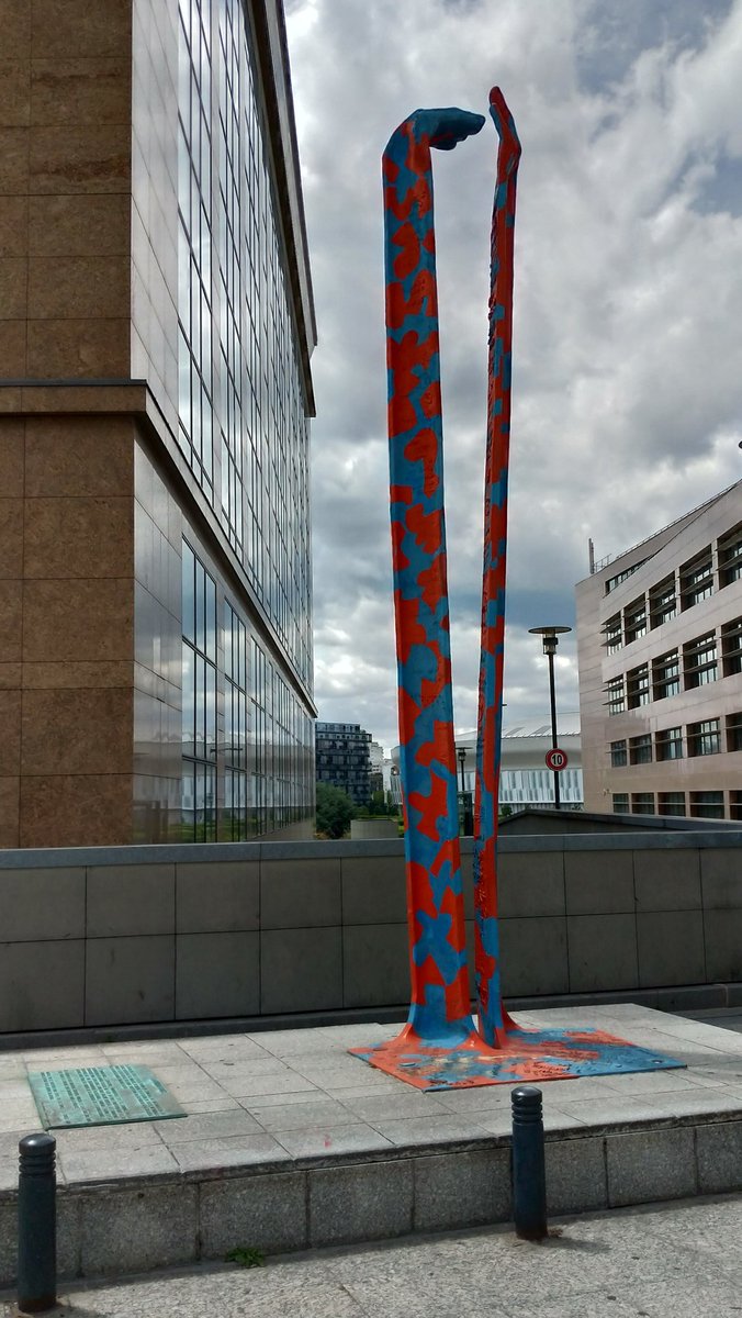 jean_casa's tweet photo. Je viens de réaliser la disparition (j'ai rêvé ? ) d'1 œuvre q j'aimais bien devant le pôle universitaire Léonard de Vinci au coin de la descente @ParisLaDefense @helloitsanouk vous savez ce qu'elle est devenue? #LaConnaissance #PaulFlury #LaDéfense #Courbevoie #FaubourgdelArche https://t.co/m6HaHXsWF2