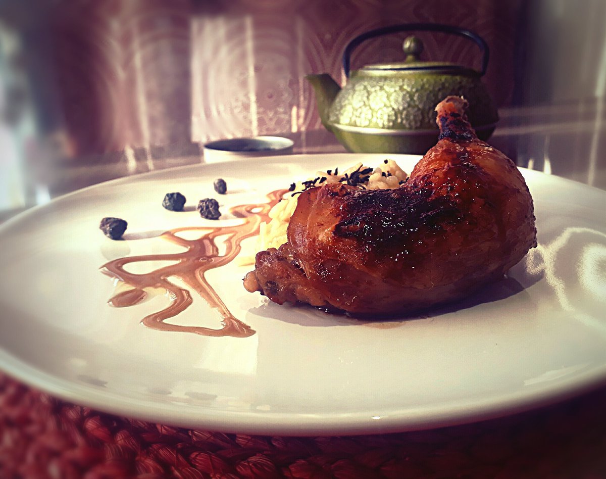 HoraCintia's tweet photo. Muslo de pollo al té Lapsang🍵. 
@cabezasultana https://t.co/pKyPr4Ycrd
