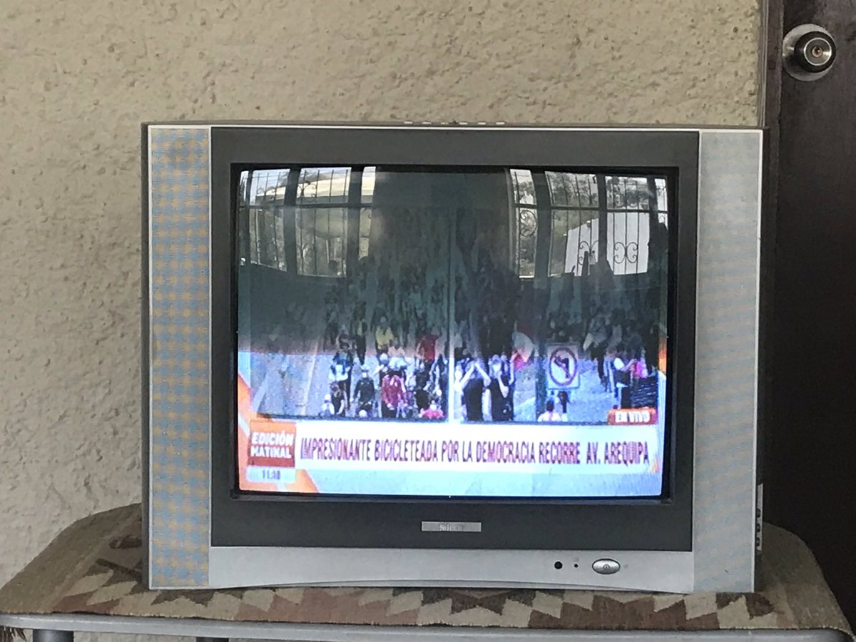 ok so i just charged my phone, the first thing i found is that people are cycling as protest in Avenida Arequipa