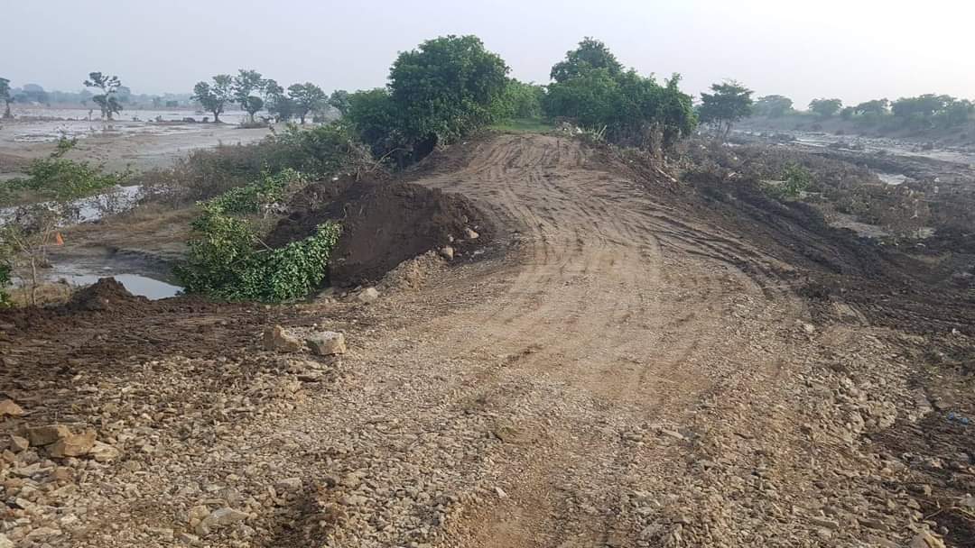 Canal6Honduras's tweet photo. Sellan temporalmente los boquetes en el bordo de la margen izquierda #Canal #Chotepe, en el sector conocido como la Frontera, que colapsaron por Eta.

Mejorando la protección de las Colonias La Rosario, Celeo Gonzales, y la Planeta entre otras. https://t.co/S01oUrLDqT