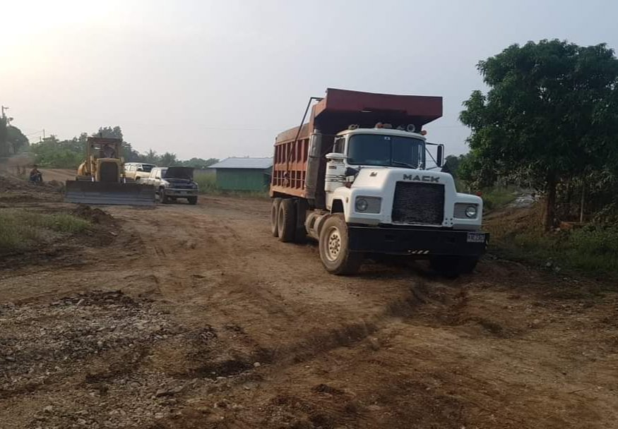 Canal6Honduras's tweet photo. Sellan temporalmente los boquetes en el bordo de la margen izquierda #Canal #Chotepe, en el sector conocido como la Frontera, que colapsaron por Eta.

Mejorando la protección de las Colonias La Rosario, Celeo Gonzales, y la Planeta entre otras. https://t.co/S01oUrLDqT