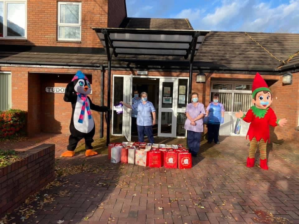 We had some very special visitors to Tudor court today ! Frosty the snowman and one of Santa’s elves brought some gifts for our patients 
Thanks so much to the kind people of Heywood