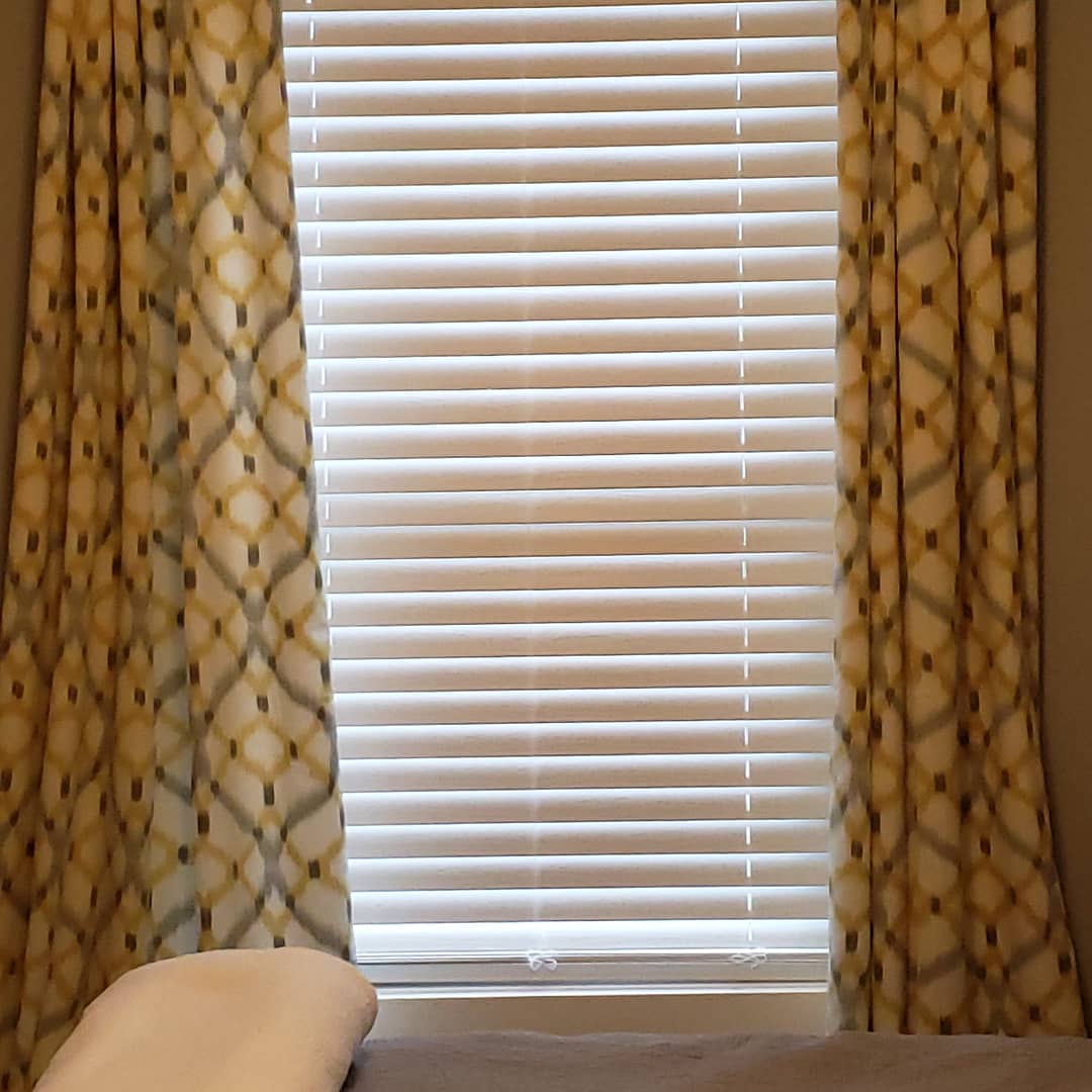 ChicDesign6's tweet image. Beautiful Gray, Blue  and Yellow Colors in this modern southern bedroom. #bed #yellow #graydesign #modernart #relax #CALM #greenville #SouthernCharm #SouthCarolina #RealEstate #houses