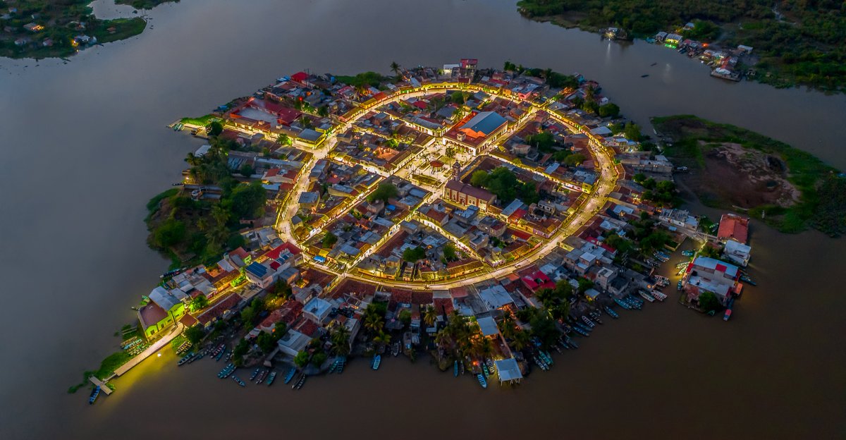 MeyerFalcon's tweet photo. Así se ve de noche la Isla de Mexcaltitán, uno de los proyectos que realizamos en Nayarit. La intervención que se hizo que fue completa. 

Además de mejorar la plaza principal, se mejoraron calles, accesos, iluminación y viviendas. Tranformación para el pueblo nayarita. https://t.co/DSJ7vYbuJe
