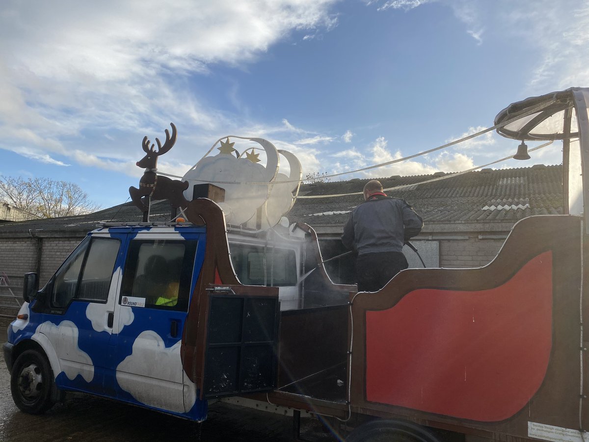 #christmasfloat2020
#fflôtnadolig2020
Santas 🎅🏼 little helpers 🧝‍♂️ giving the float a good wash before MOT time tomorrow 🤞
Corachod 🧝‍♂️ bach Siôn Corn 🎅🏼 yn golchi’r fflôt cyn yr MOT fory 🤞
#hohoho🎅