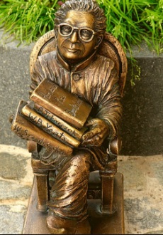 QuizConnect's tweet image. Whose statute and where?

#GeneralQuiz #SundayQuiz #Quiz #QuizConnect #QOTD