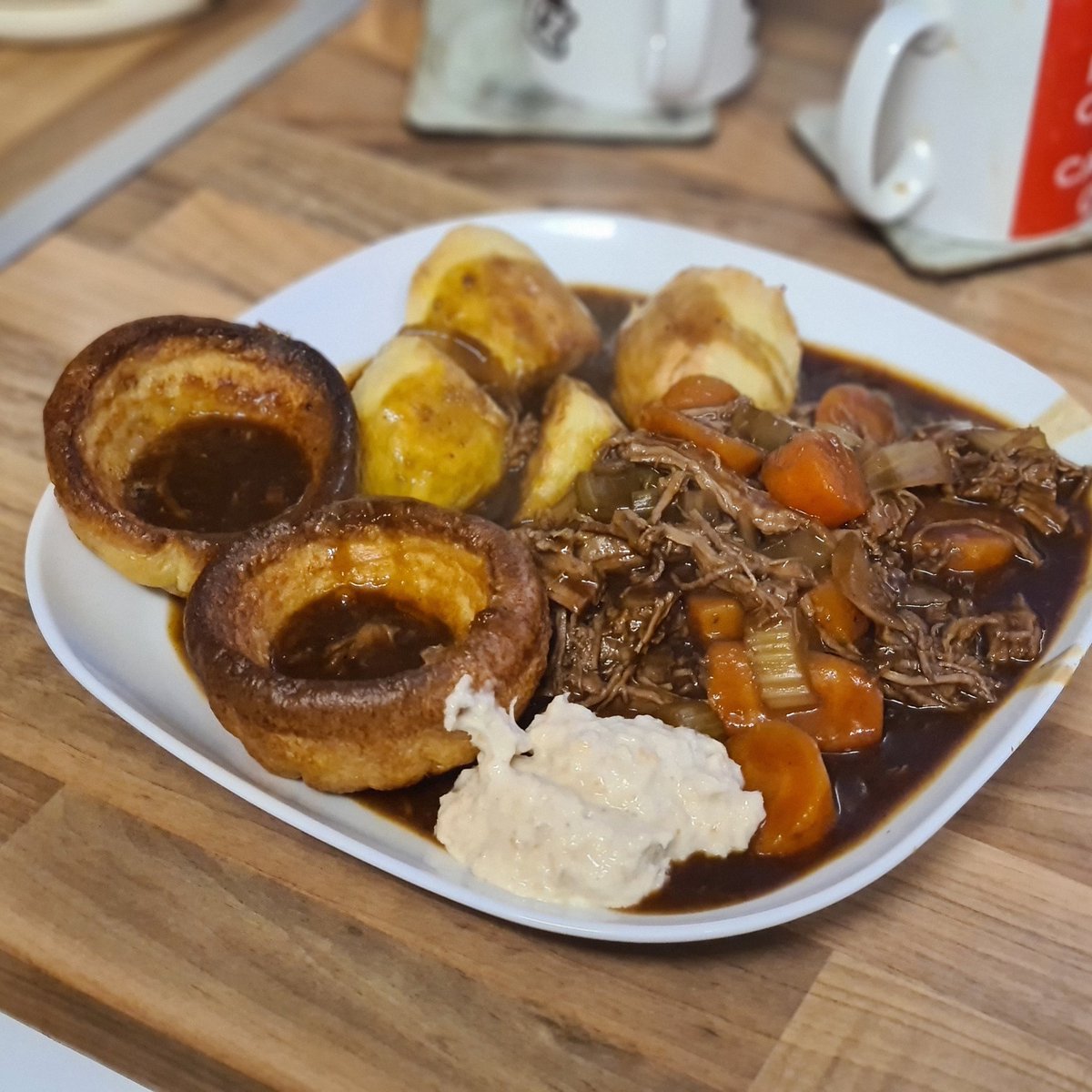 Dave_Hawley1's tweet image. 7 hour #PulledBeef #Roasties #Carrots #YorkshirePud #Celery #SundayDinner #Sunday #Blessed 🙏