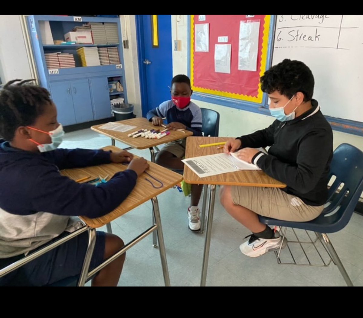 LenoraBSmithES's tweet photo. Our #educatedgators using team work and their creative minds to work on the #steam activity, to create safety masks! 😍✨ #mdcps #safetymasks https://t.co/19qrmGZfmI