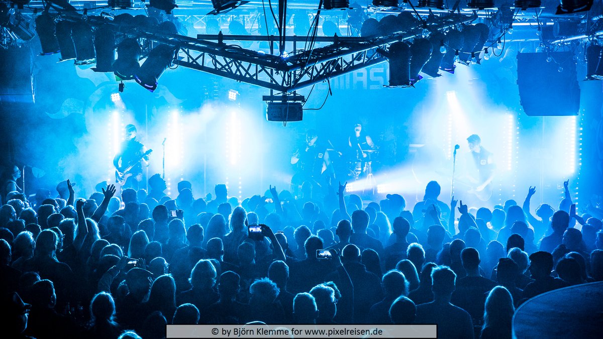 PHOTO OF THE DAY 15.11.2020⁠
⁠
Unser letztes Konzert vor dem Lockdown im Frühjahr. Heldmaschine in der Sumpfblume Hameln. Wann werden wir so etwas wieder erleben dürfen?⁠
⁠
Copyright by Pixelreisen, Germany. No use without prior written permission! pixelreisen.de