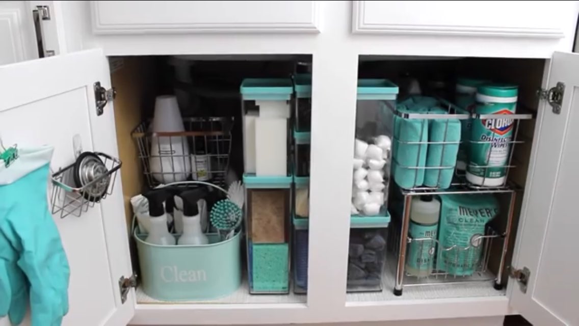 ReallyRemona's tweet photo. Y’all. Look at her area under the sink...color-coordinated and everything. #AtHomeWithNikki https://t.co/C5ilIyDEw6