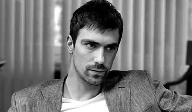 In the cinema, the characters immediately constitute full bodily signs and it is difficult to make the viewer know precisely his thoughts: we can guess it through an attitude, a look, a sketched gesture... + #İbrahimÇelikkol