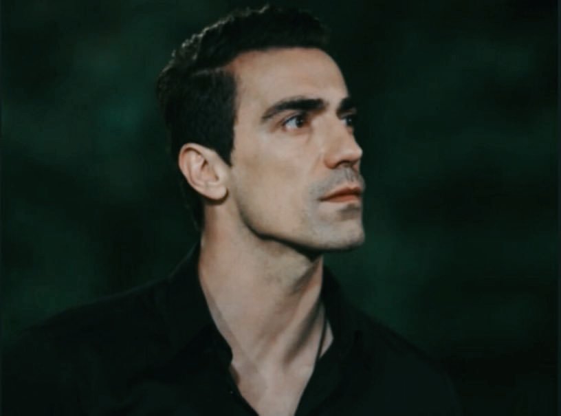  #İbrahimÇelikkol's career shows that he chooses more & more complex roles, each time he transforms into another, for this "other" to come, he must make himself available, then begins a long descent, in himself, in him, he prepares the psychic space which will invade his character